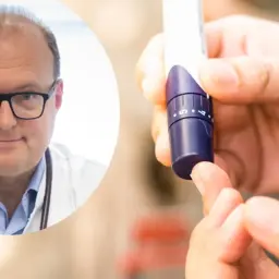 Lekarz w okularach i białym kitlu obok osoby badającej poziom cukru we krwi glukometrem. Kontrola cukrzycy i obniżenie poziomu cukru we krwi.