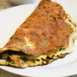 Złocisty omlet z serem i ziołami, idealny pomysł na kolację co zjesc. Pyszne i sycące danie.