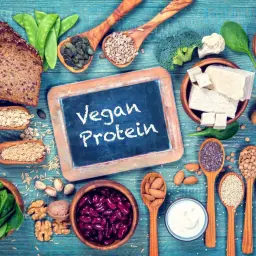 Bogactwo produktów roślinnych: chleb, fasola, orzechy, nasiona, tofu, warzywa i płatki owsiane. To dowód na to, że białko w diecie wegetariańskiej jest łatwo dostępne.