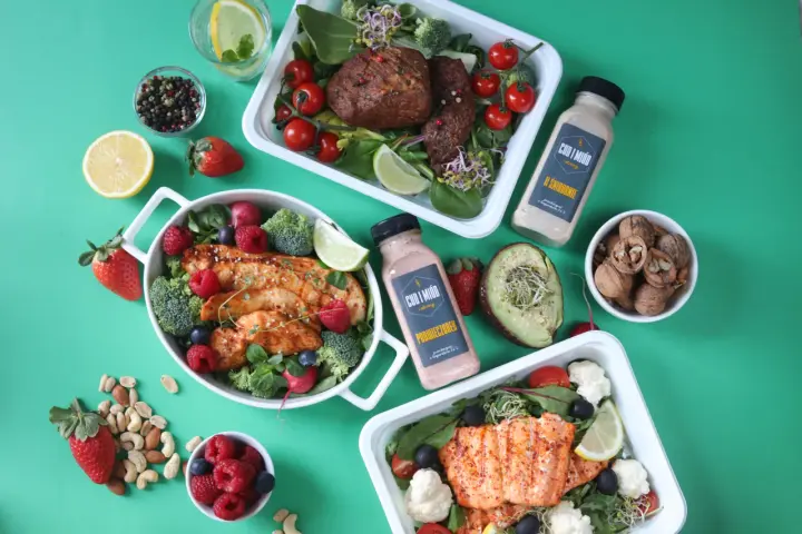 Pyszne posiłki z oferty dieta pudełkowa Ostrołęka: grillowany łosoś, kurczak, wołowina z warzywami, owocami i orzechami. Idealne na zdrowe śniadanie i podwieczorek.