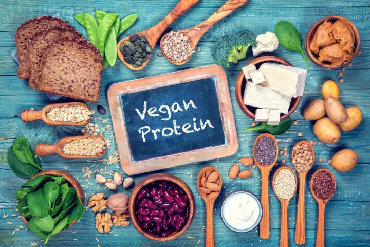 Bogactwo produktów roślinnych: chleb, fasola, orzechy, nasiona, tofu, warzywa i płatki owsiane. To dowód na to, że białko w diecie wegetariańskiej jest łatwo dostępne.