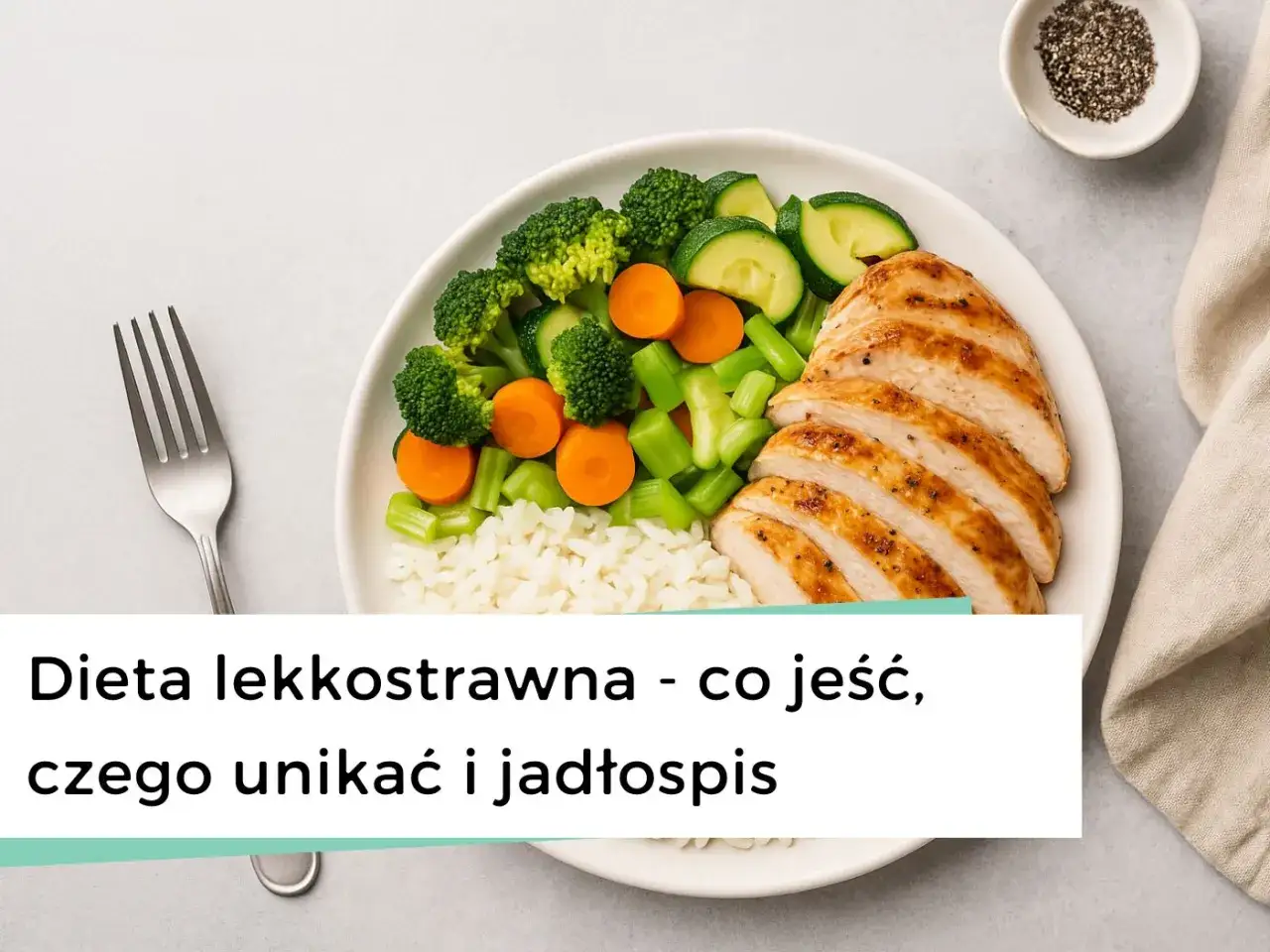 Talerz z grillowanym kurczakiem, ryżem i warzywami: brokułami, marchewką, selerem i cukinią. Idealne danie, gdy zastanawiasz się, co jeść lekkostrawnego.